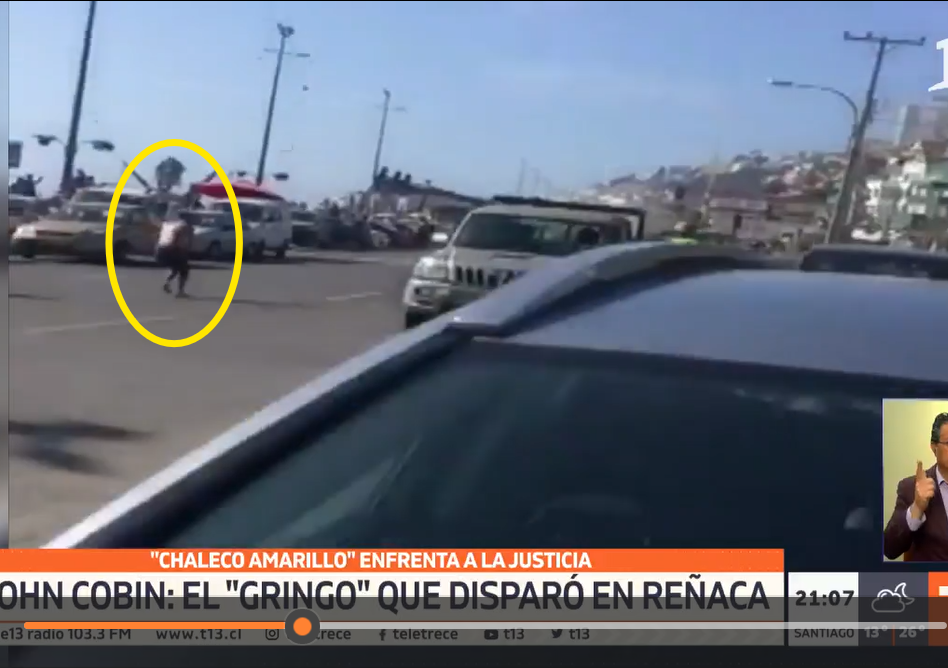 Otro asaltante lanzando piedras del otro lado de la camioneta de Cobin (2:39)
